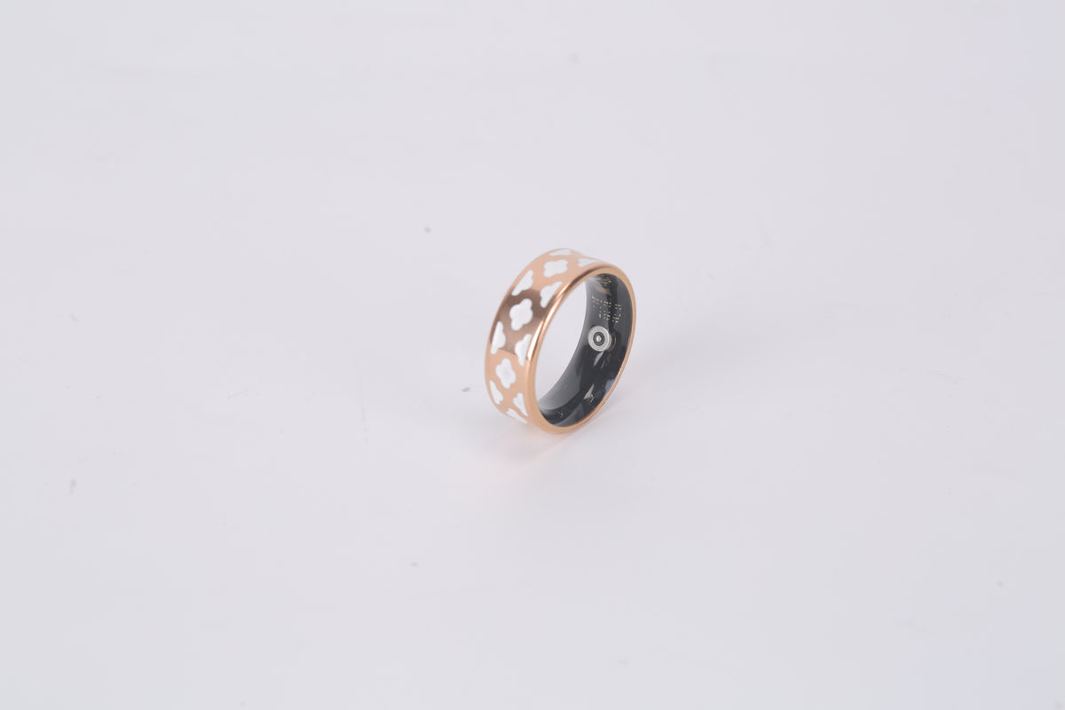 Smart ring tracking heart rate, sleep and stress in the LuckRing app